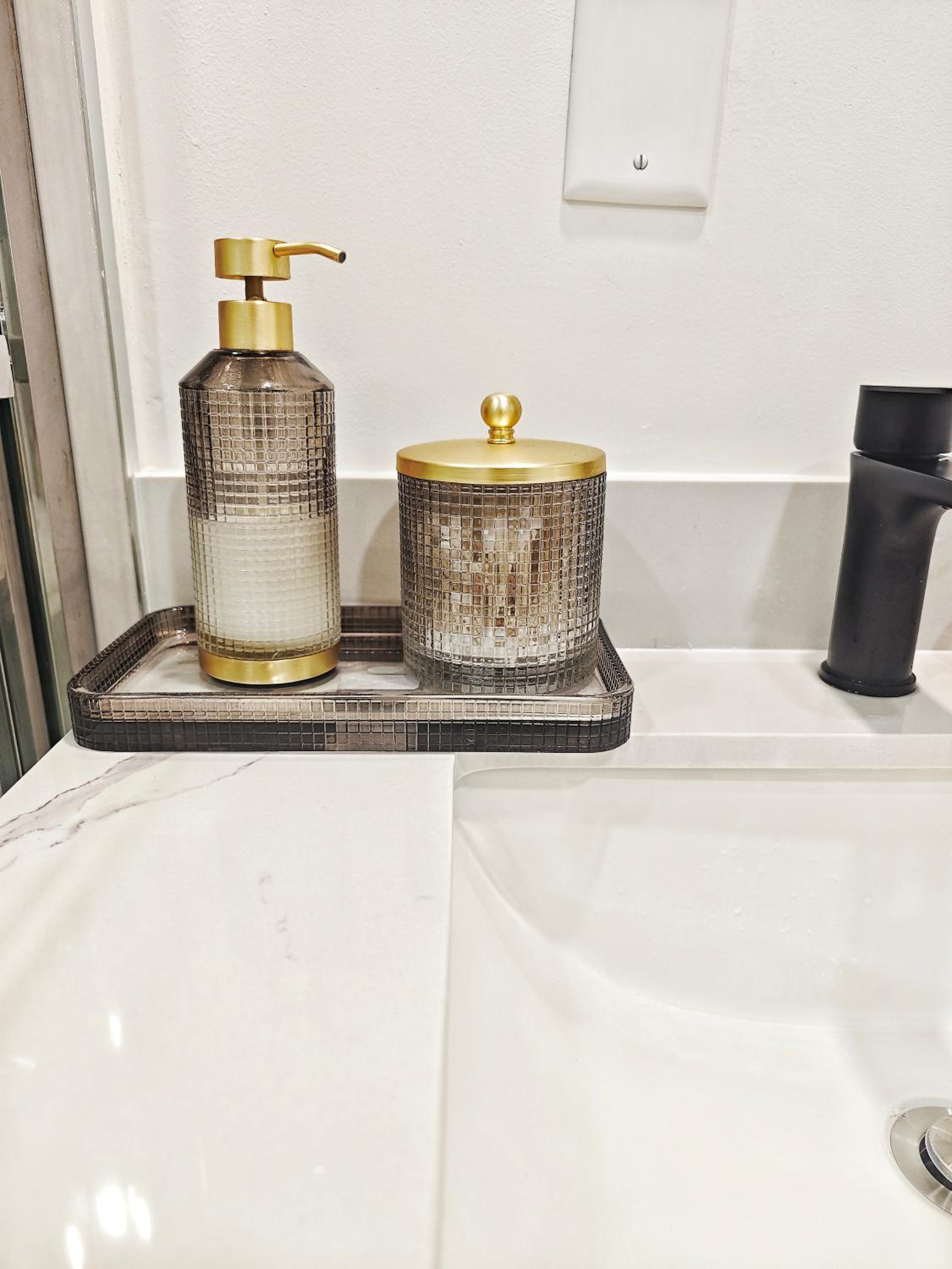 Vintage Spacious Bungalow - Walk to Lake - Property Image 56