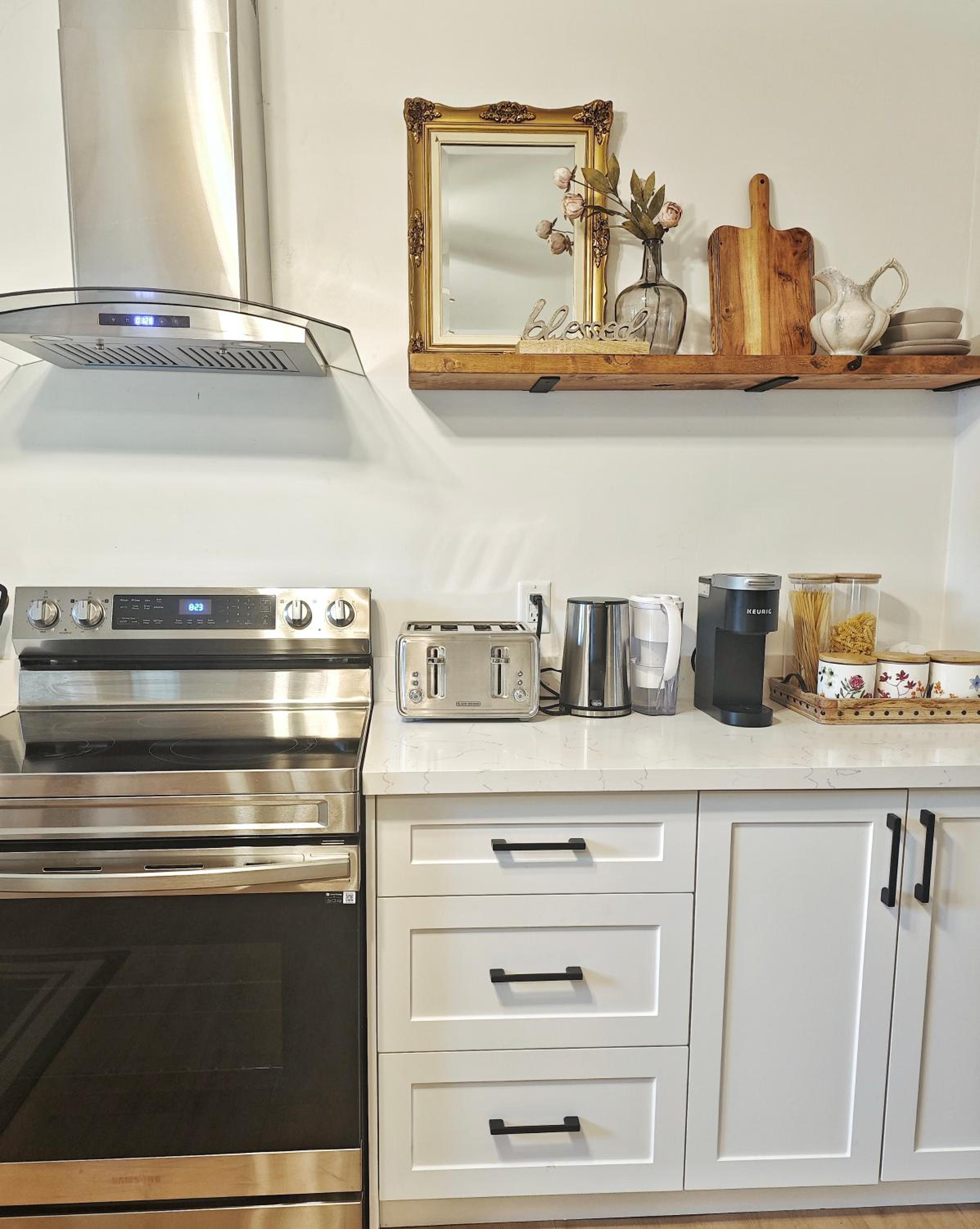 Vintage Spacious Bungalow - Walk to Lake - Property Image 46