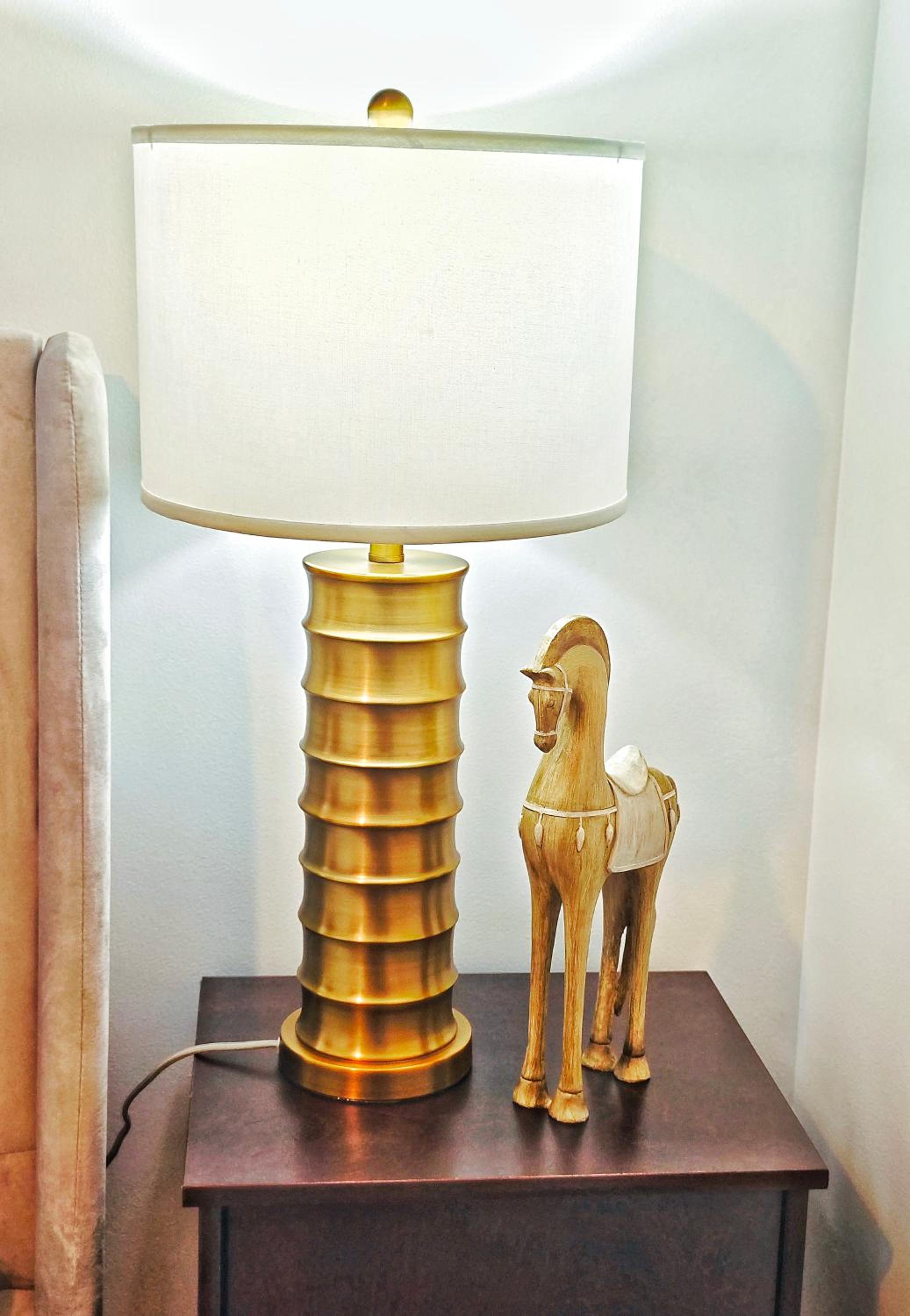 Vintage Spacious Bungalow - Walk to Lake - Property Image 3