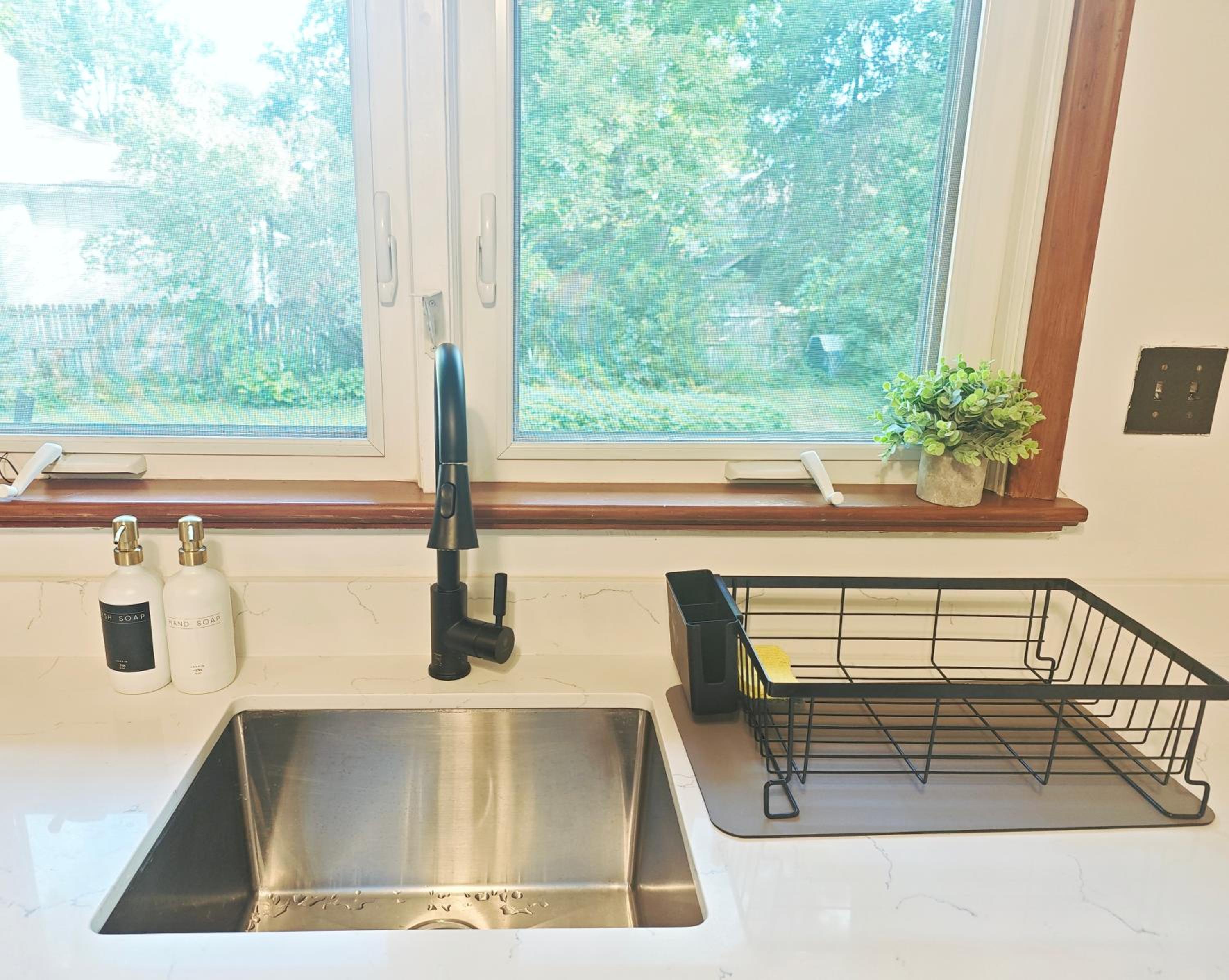 Vintage Spacious Bungalow - Walk to Lake - Property Image 49