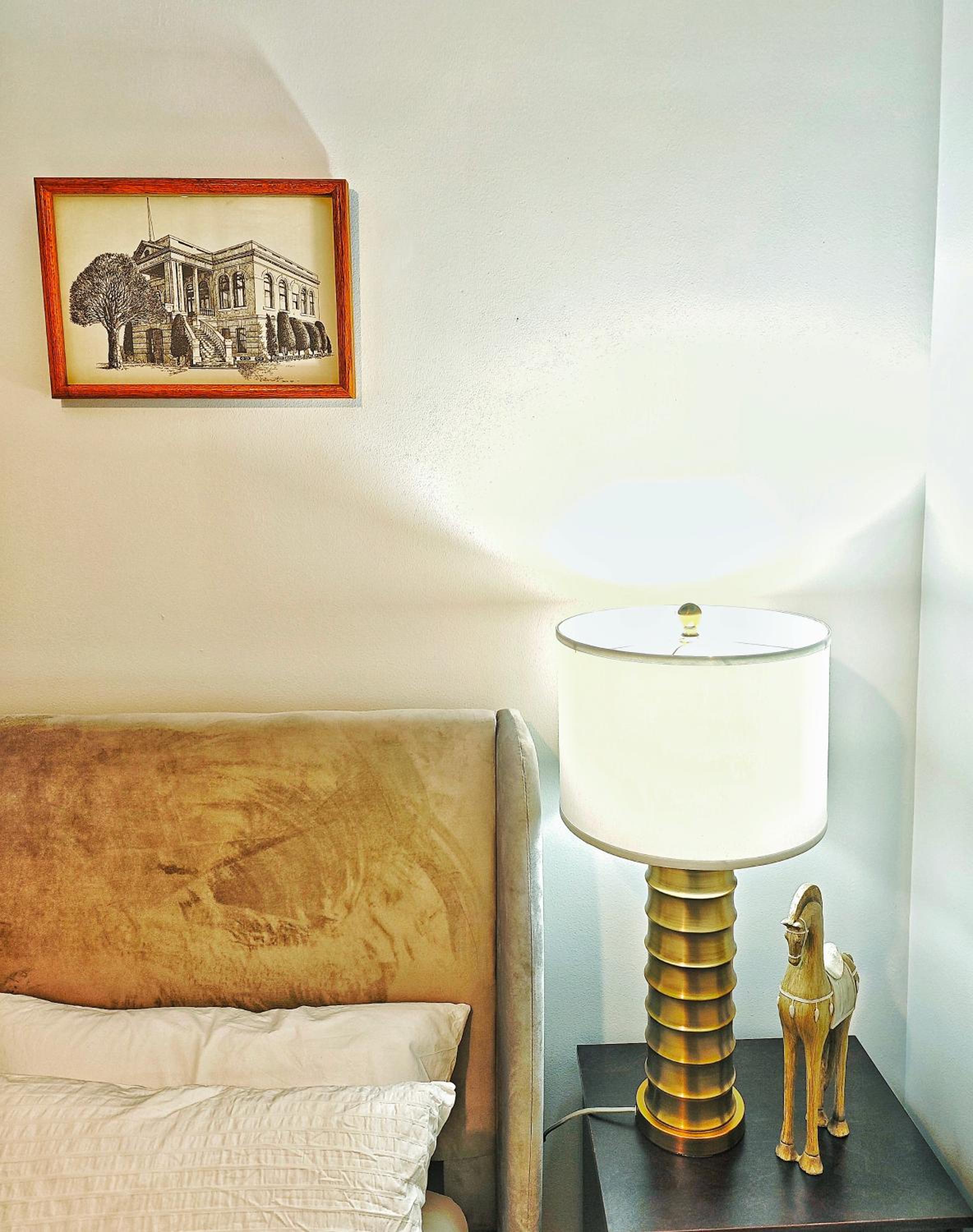 Vintage Spacious Bungalow - Walk to Lake - Property Image 4