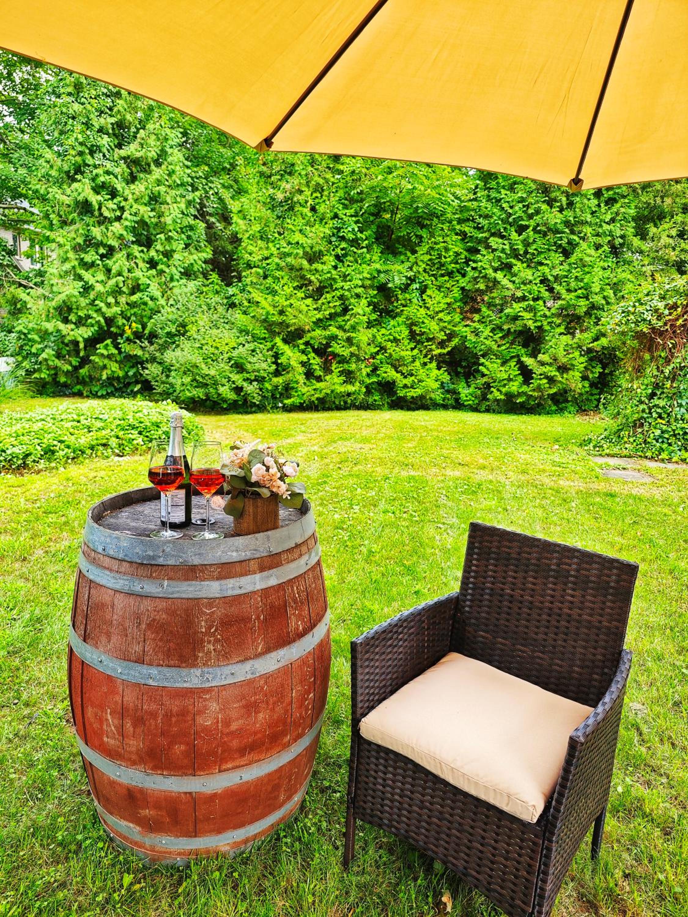 Vintage Spacious Bungalow - Walk to Lake - Property Image 19