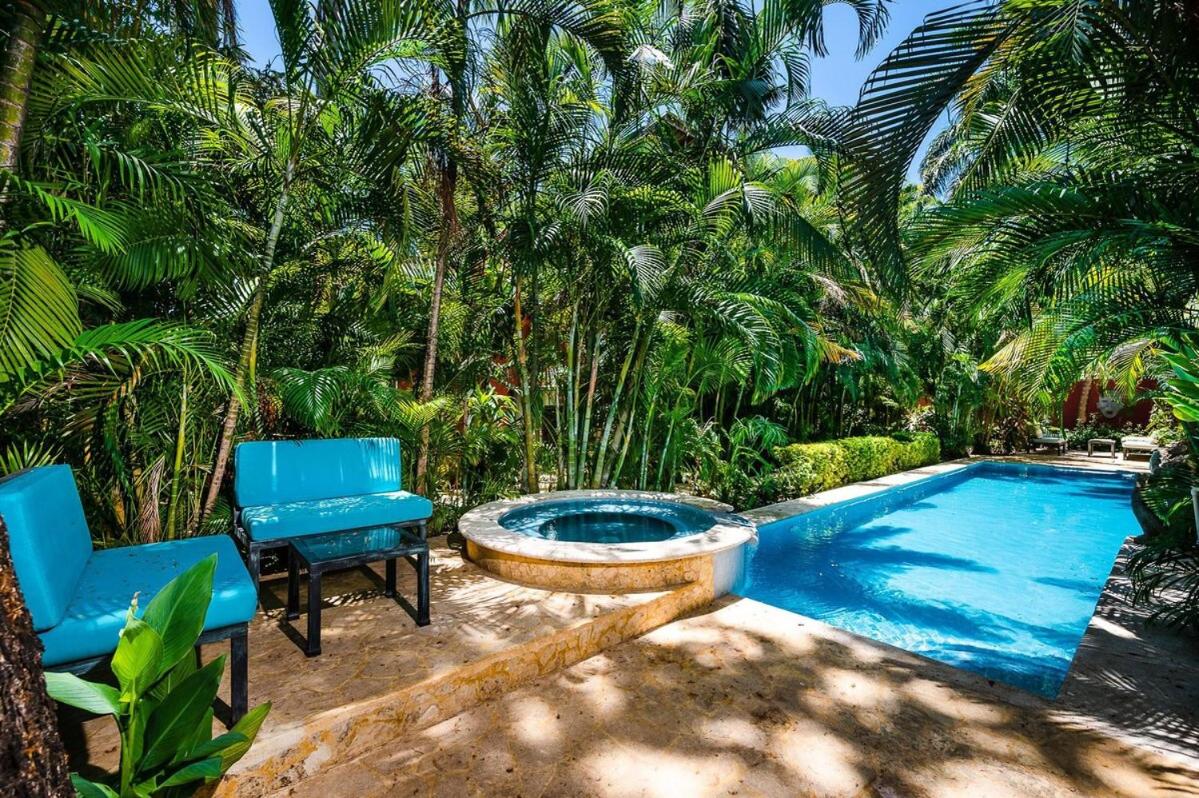 Lush Jungle Paradise - Walk to Beach