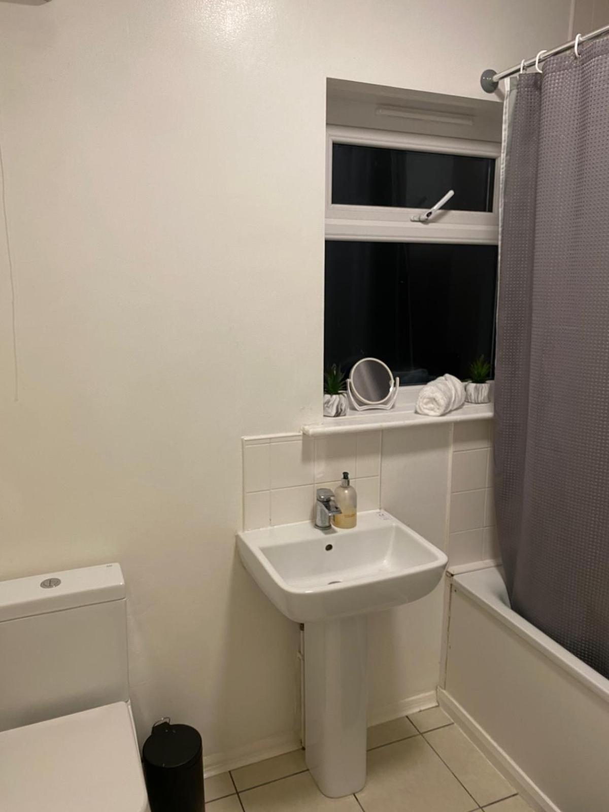 1 Bedroom Cosy Spacious photo 3