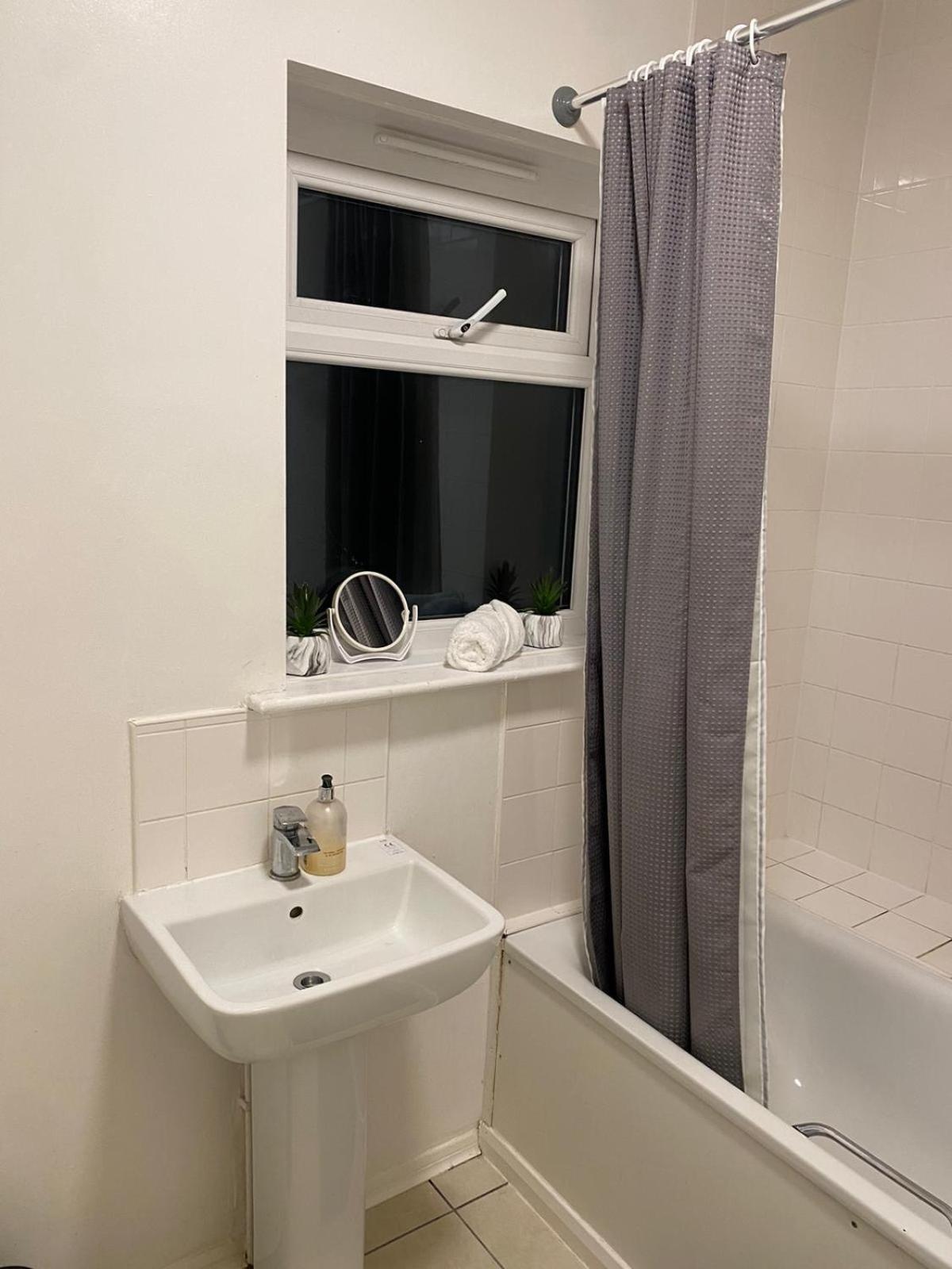 1 Bedroom Cosy Spacious photo 2