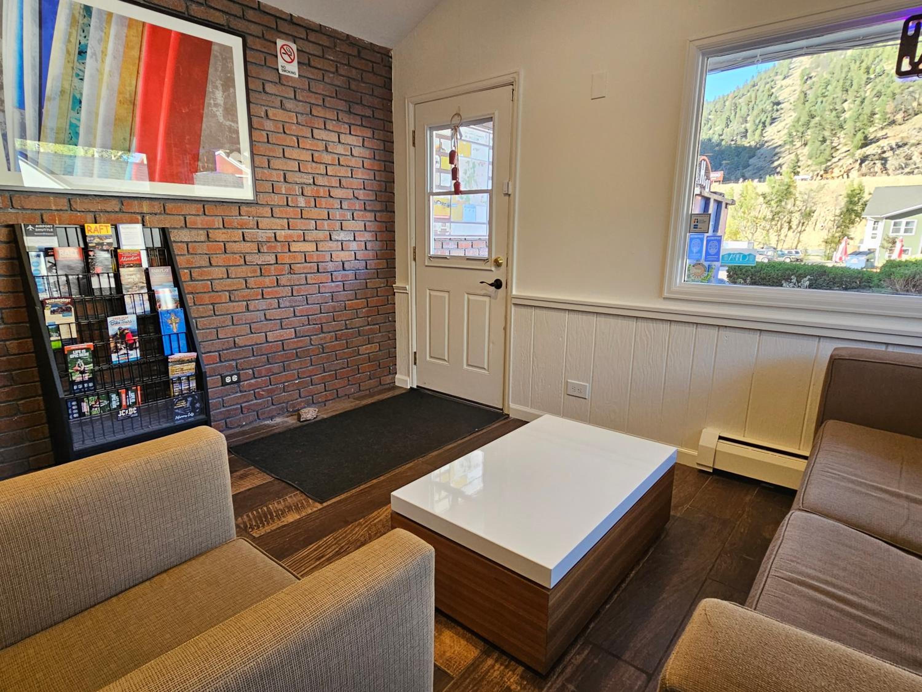 HH Motor Lodge - Property Image 7