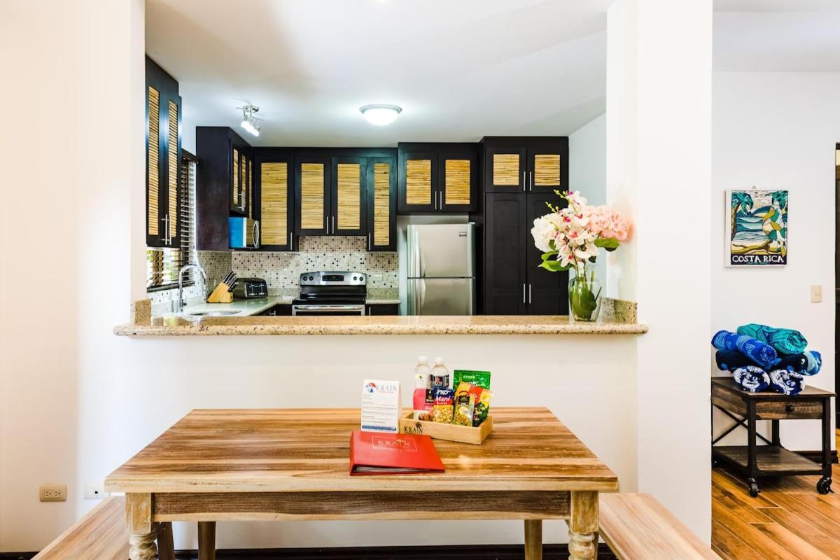 New Villa Walking distance to Ocotal Beach