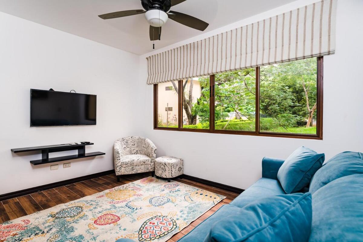 New Villa Walking distance to Ocotal Beach