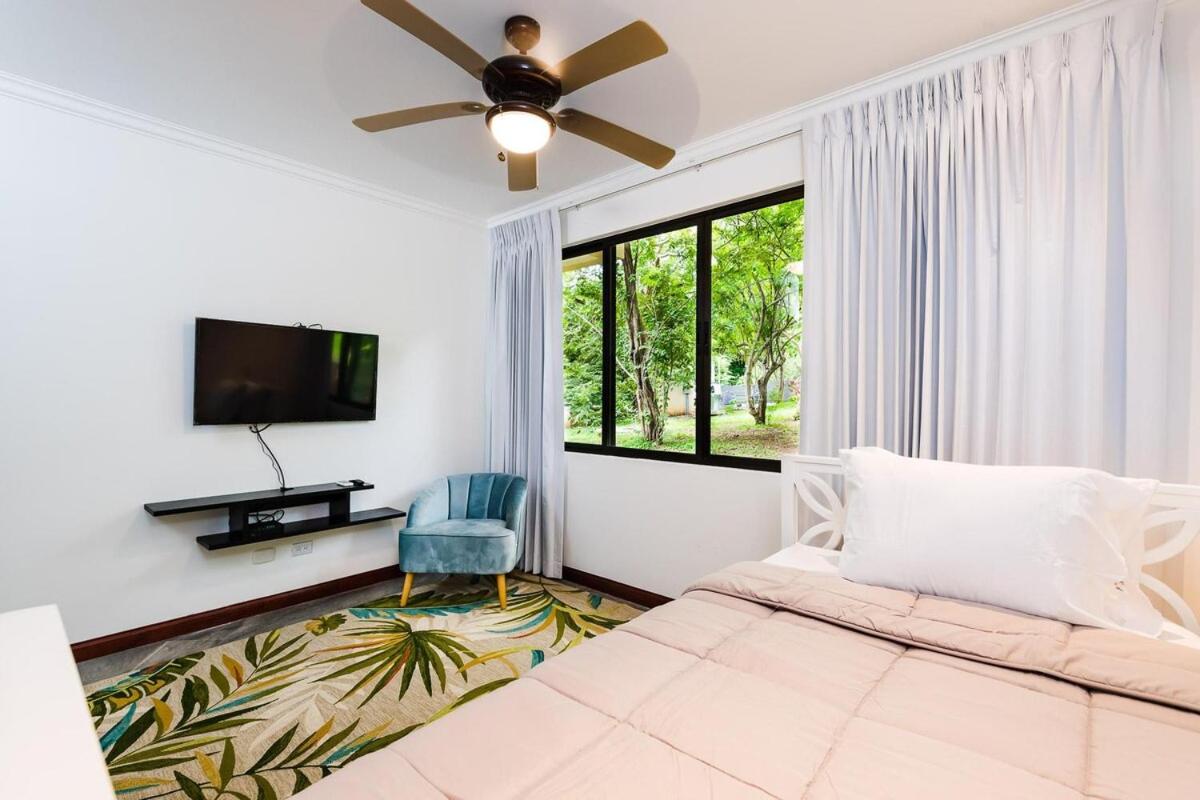 Snorkel Paradise Condo, Pool, Steps to the Beach