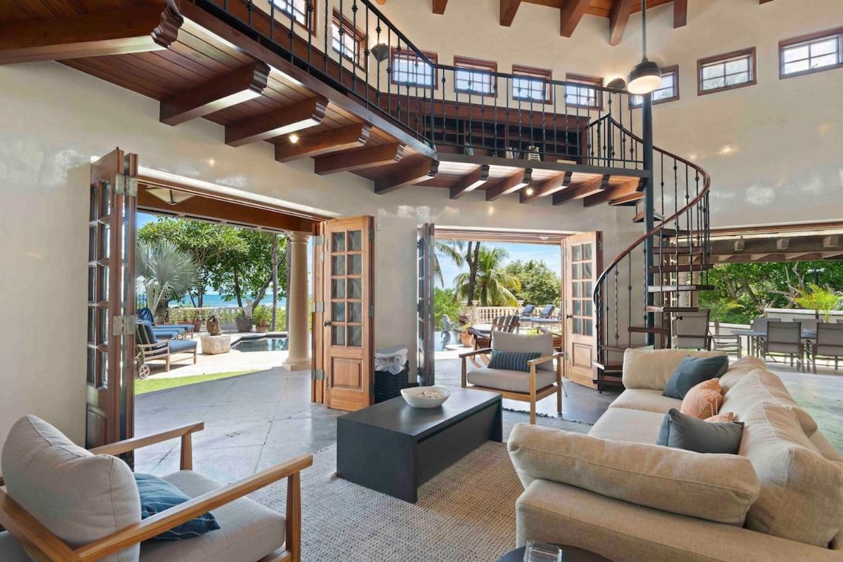 Beachfront Villa with large pool