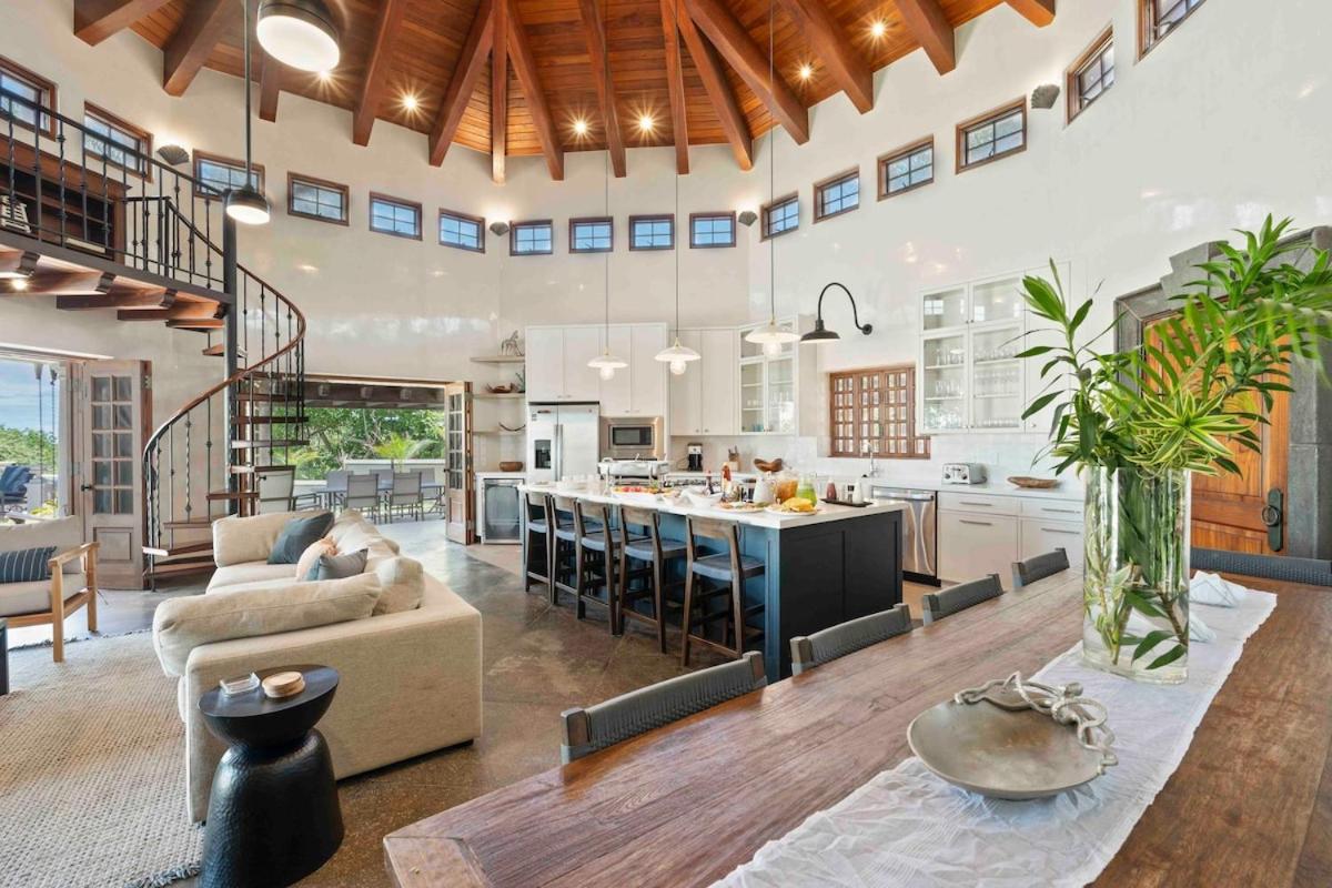 Beachfront Villa with large pool