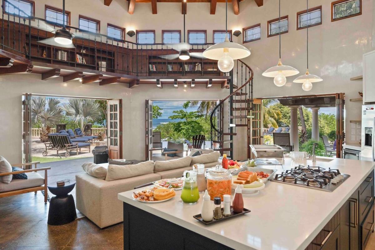 Beachfront Villa with large pool