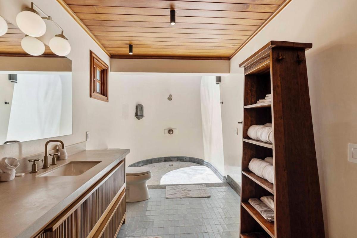 Beachfront Villa with large pool