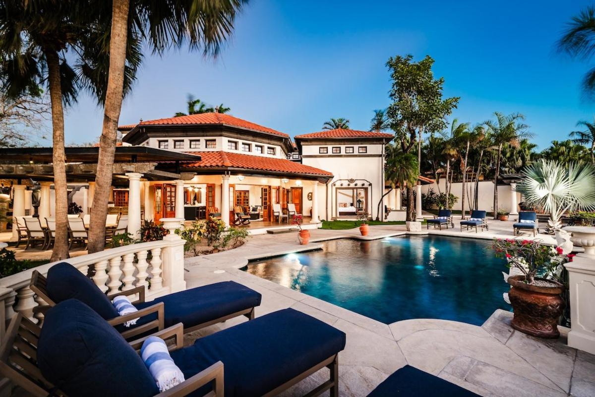 Beachfront Villa with large pool