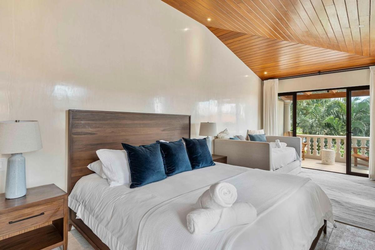 Beachfront Villa with large pool