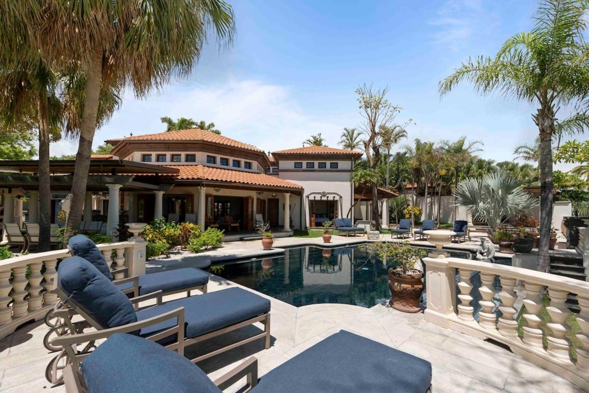 Beachfront Villa with large pool