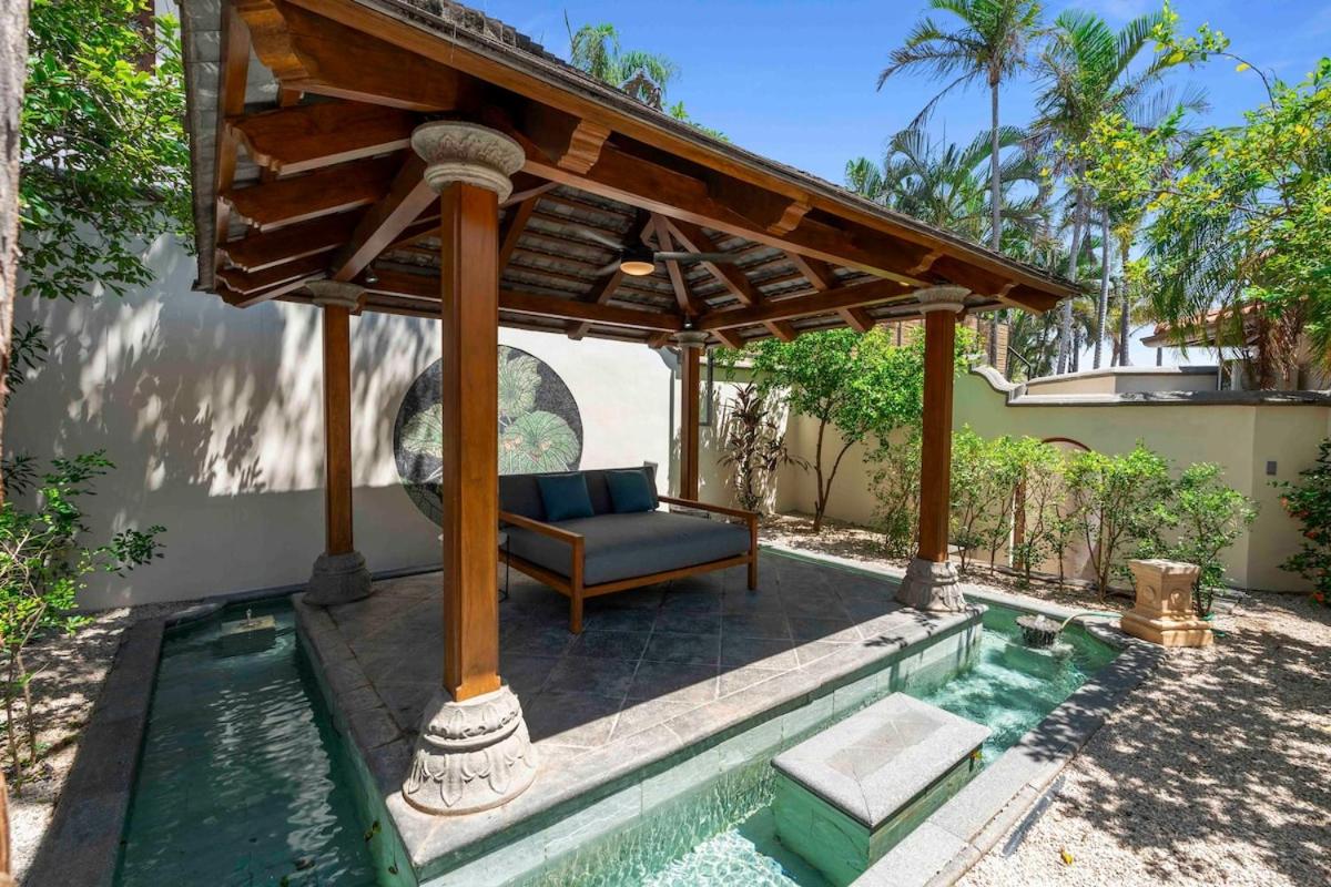 Beachfront Villa with large pool