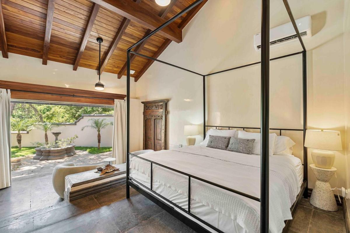 Beachfront Villa with large pool