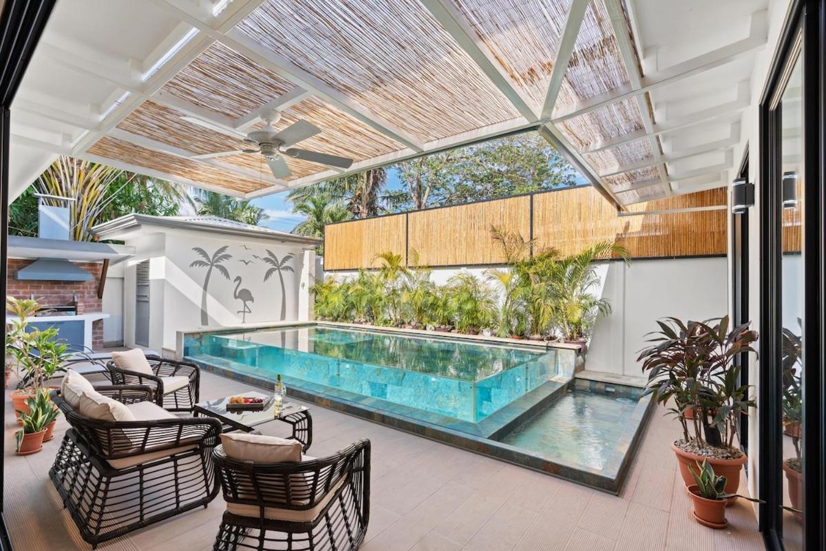 Swim-Through Glass Pool Villa, 5min Beach
