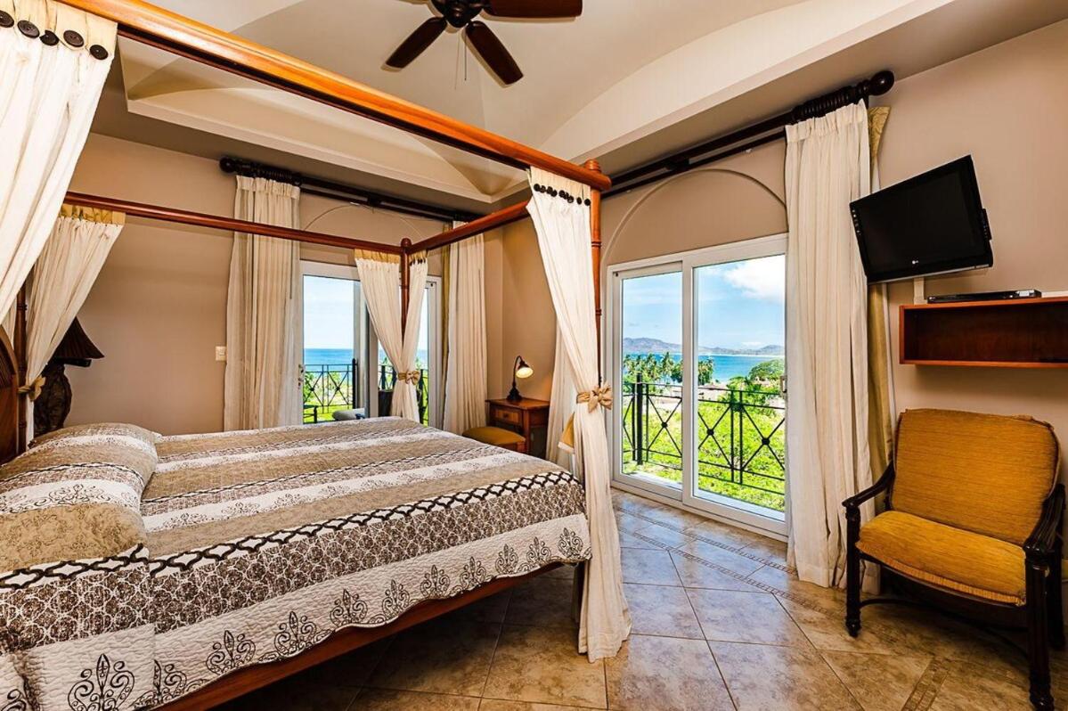 Ocean View, Pool Bar & Walk to Everything