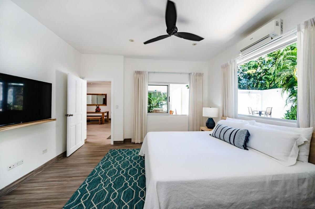 7 min walk to Surfing Paradise, Pool & Ocean Fun