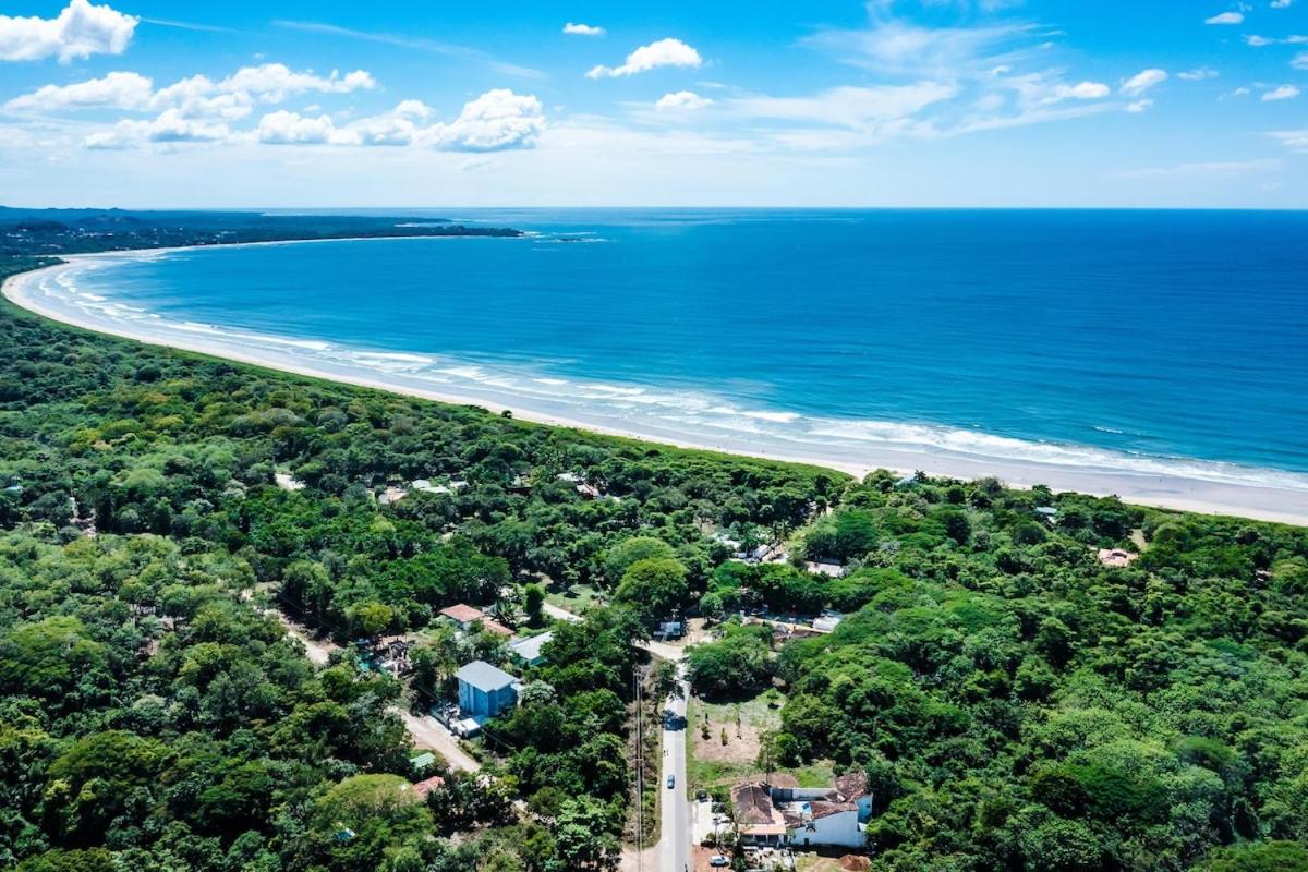7 min walk to Surfing Paradise, Pool & Ocean Fun