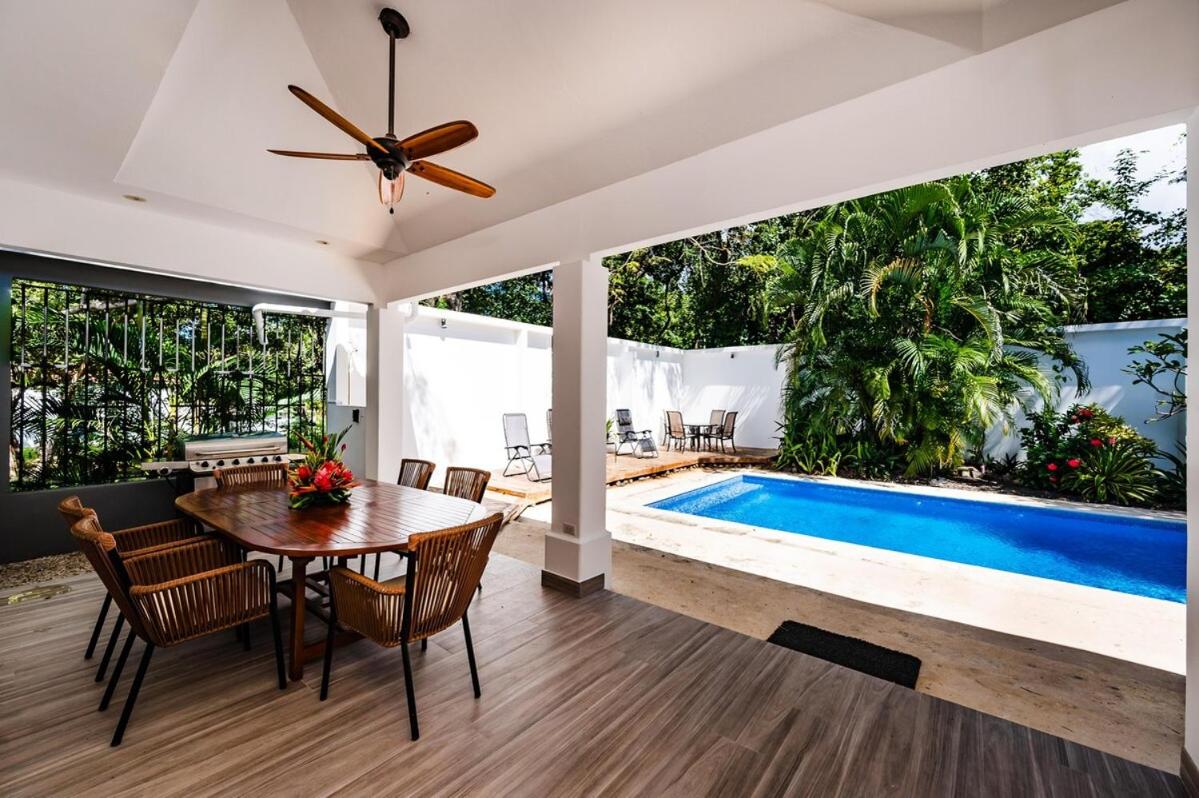 7 min walk to Surfing Paradise, Pool & Ocean Fun