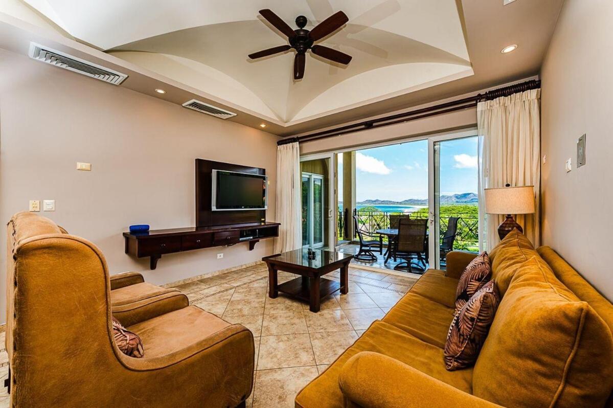 Ocean View, Pool Bar & Walk to Everything
