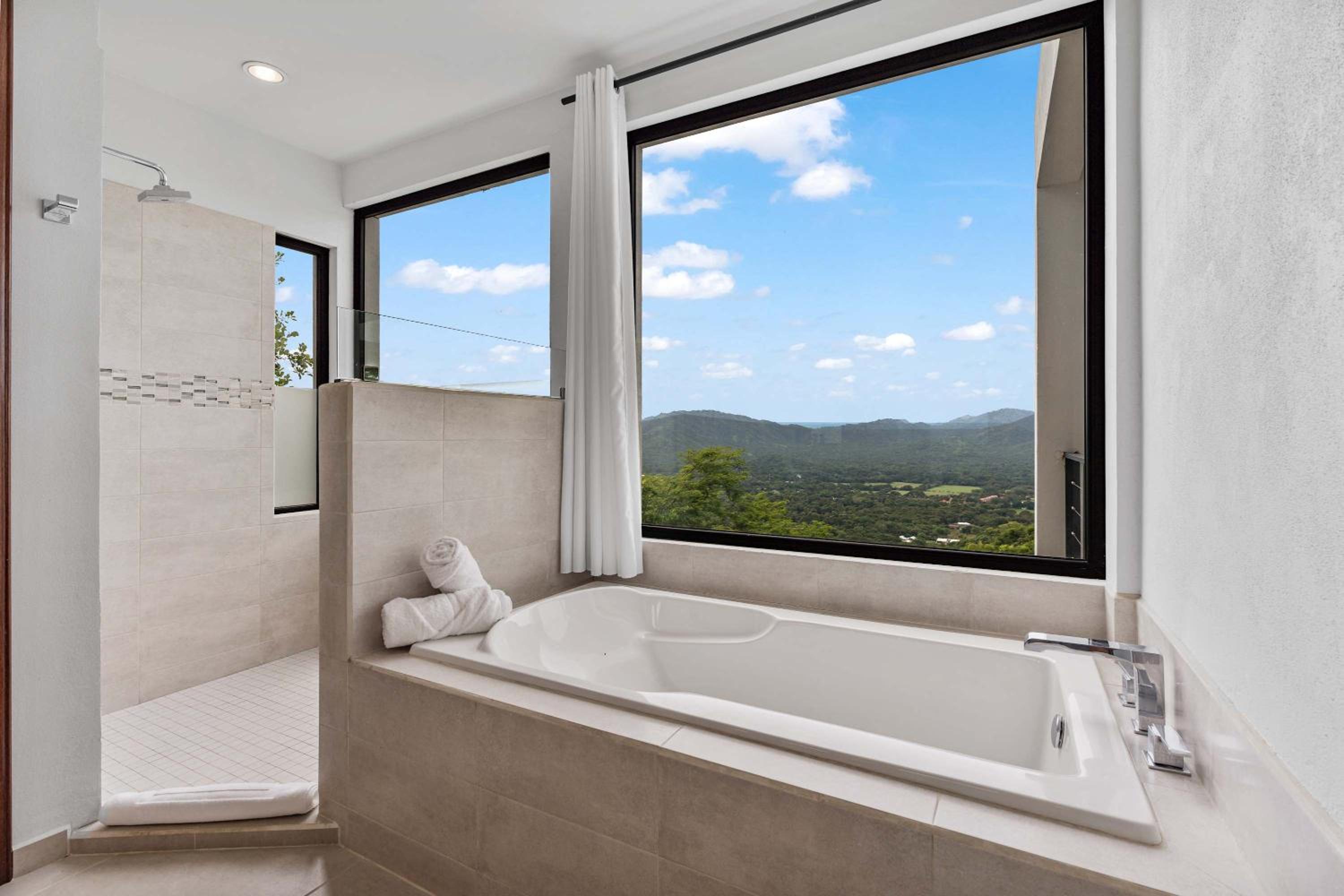 Infinity Pool Haven, Ocean Views & Concierge