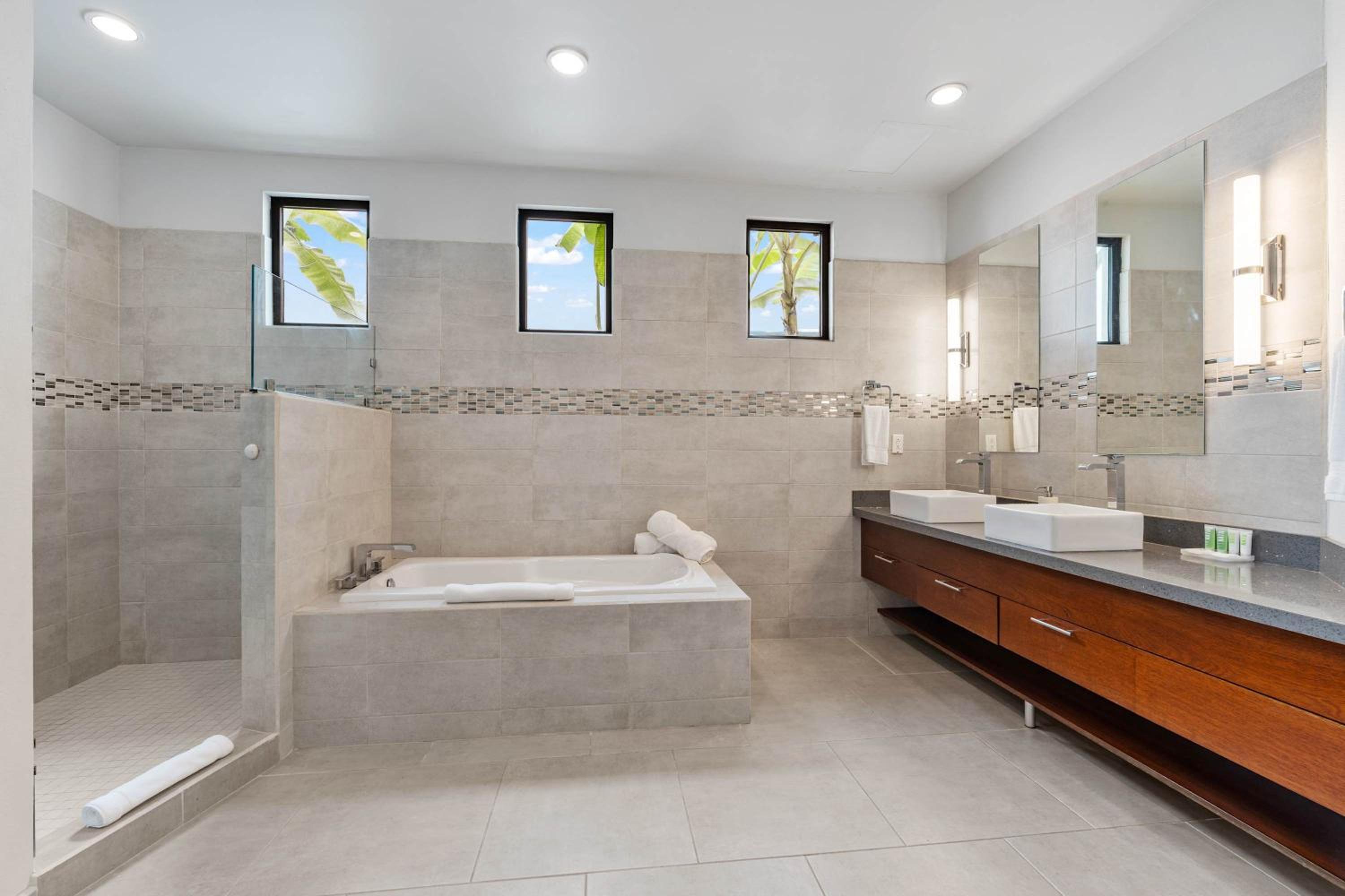 Infinity Pool Haven, Ocean Views & Concierge