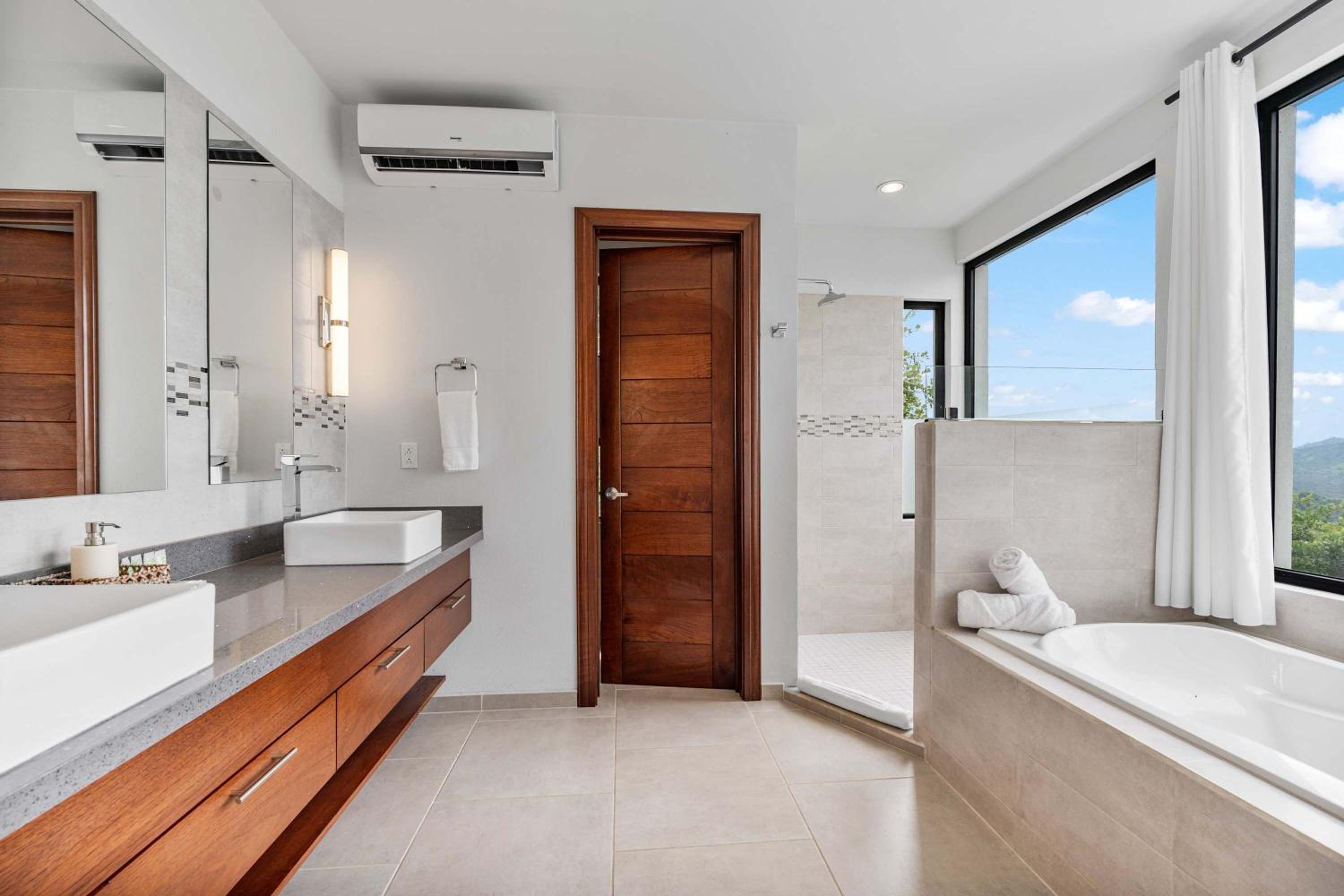 Infinity Pool Haven, Ocean Views & Concierge