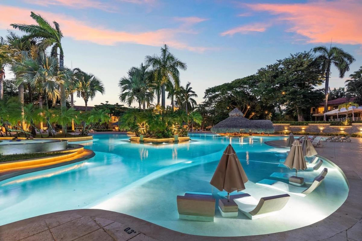 Ocean-View Oasis , Swim-Up Bar & Beach Access