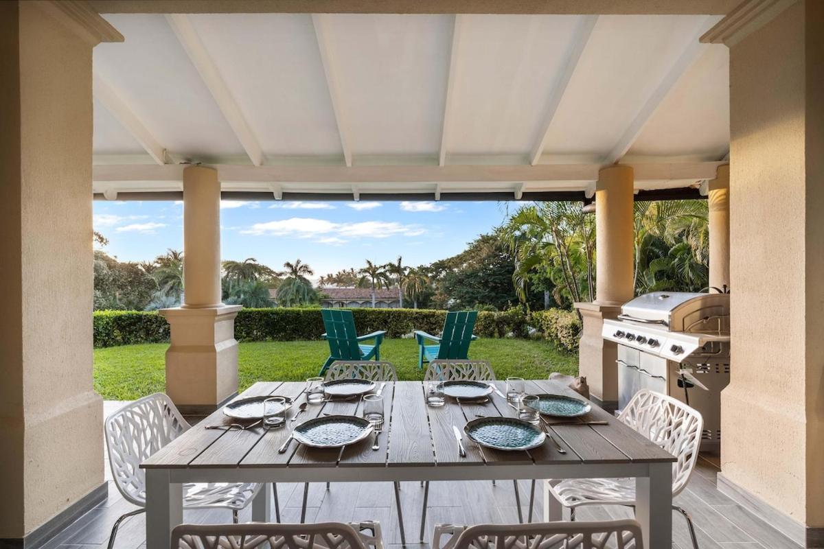 Ocean-View Oasis , Swim-Up Bar & Beach Access