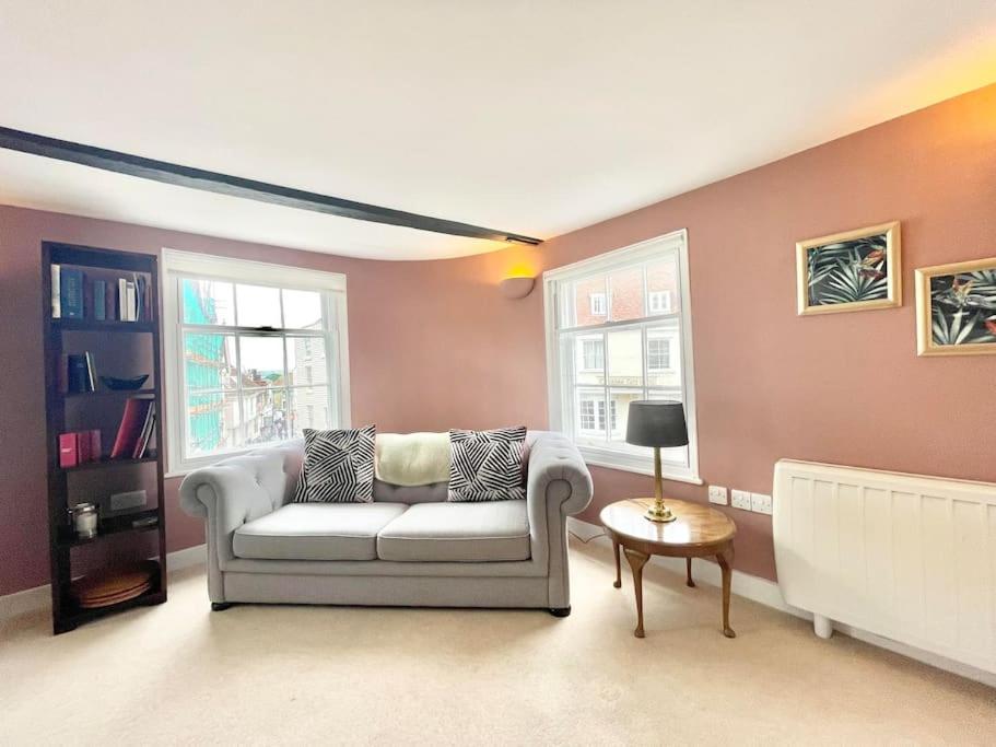 Lovely spacious flat in Canterbury with Cathedral Views