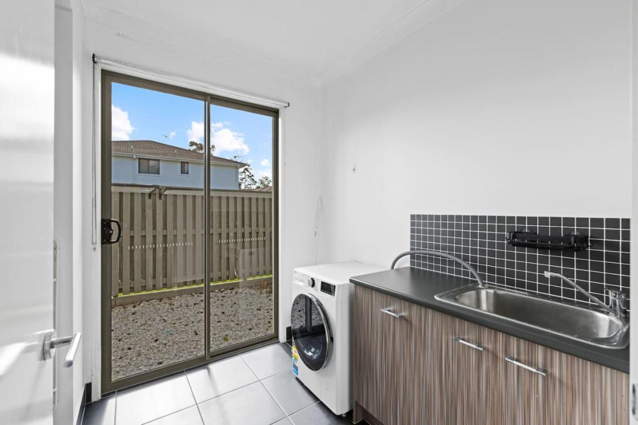 Holiday Paradise 4BR Pool BBQ Parking near Mall n Park