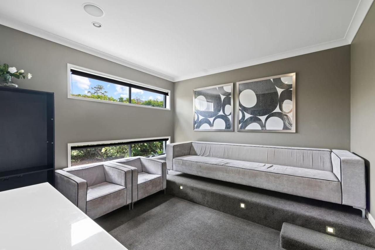 Holiday Paradise 4BR Pool BBQ Parking near Mall n Park