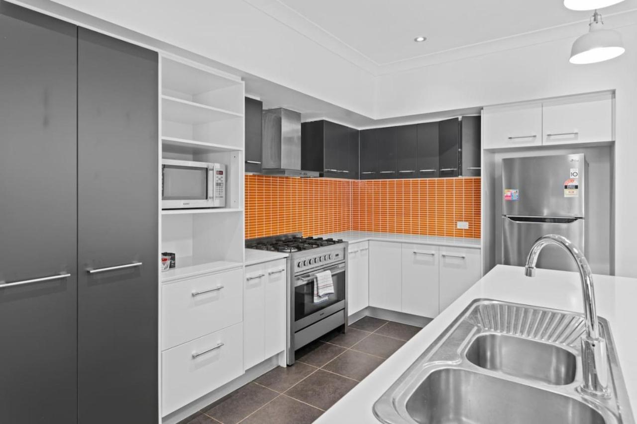 Holiday Paradise 4BR Pool BBQ Parking near Mall n Park