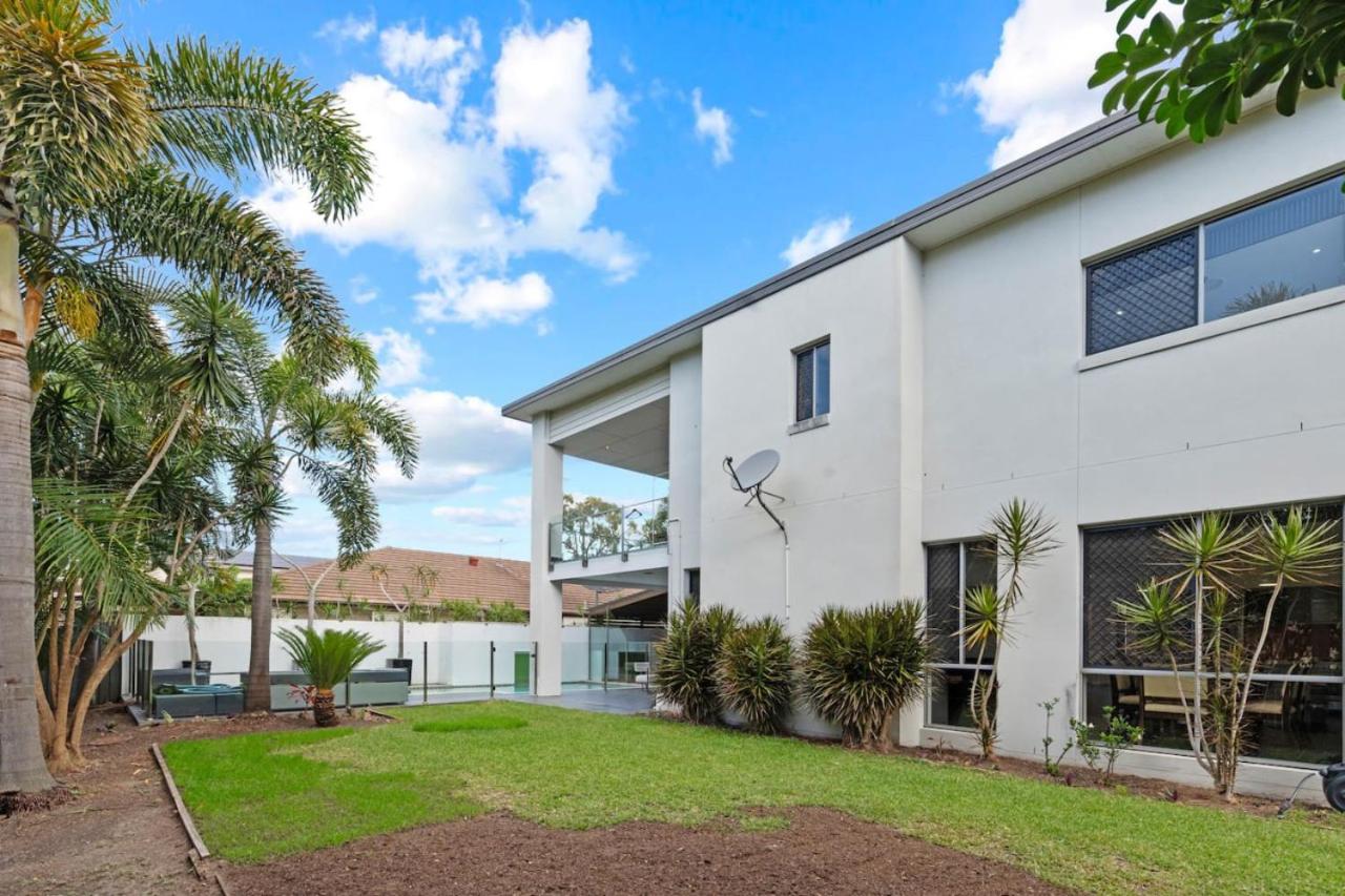 Holiday Paradise 4BR Pool BBQ Parking near Mall n Park