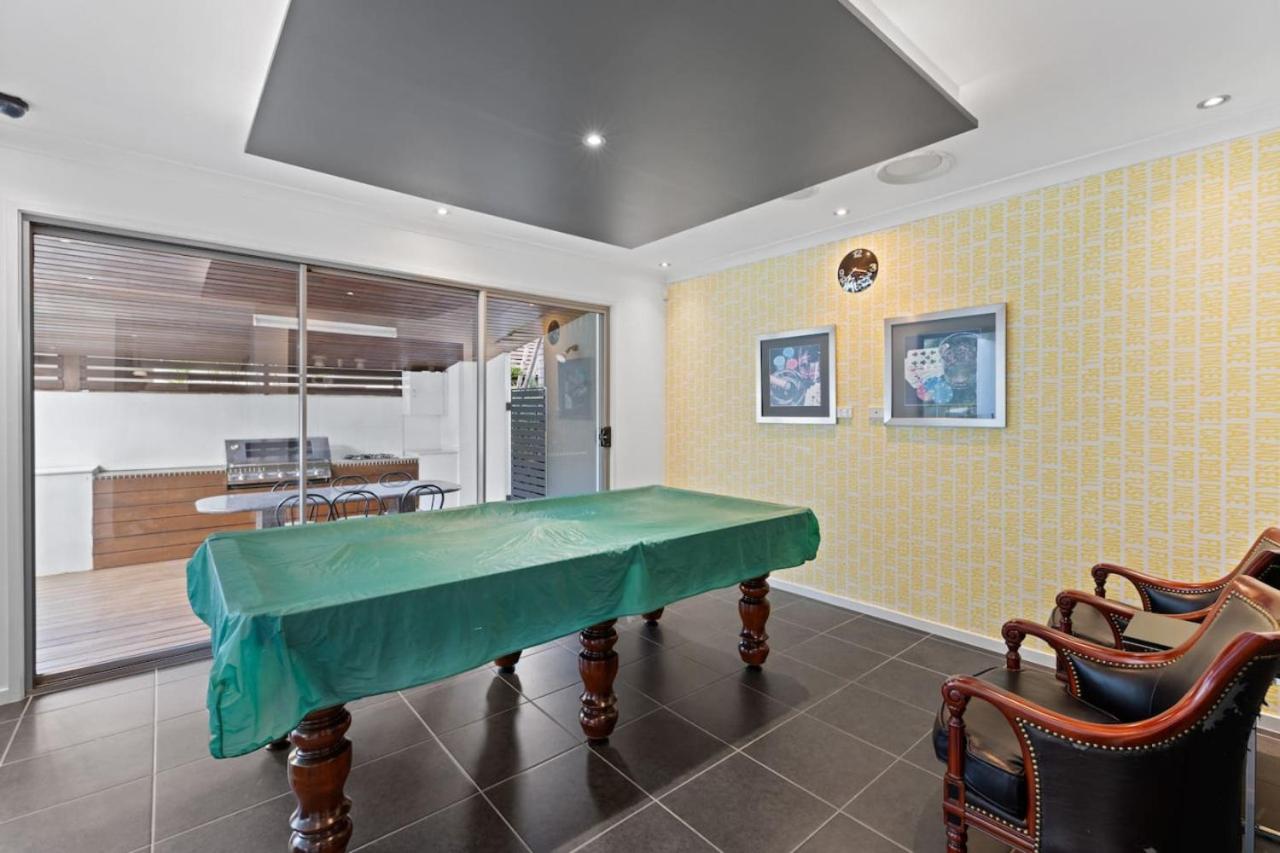Holiday Paradise 4BR Pool BBQ Parking near Mall n Park