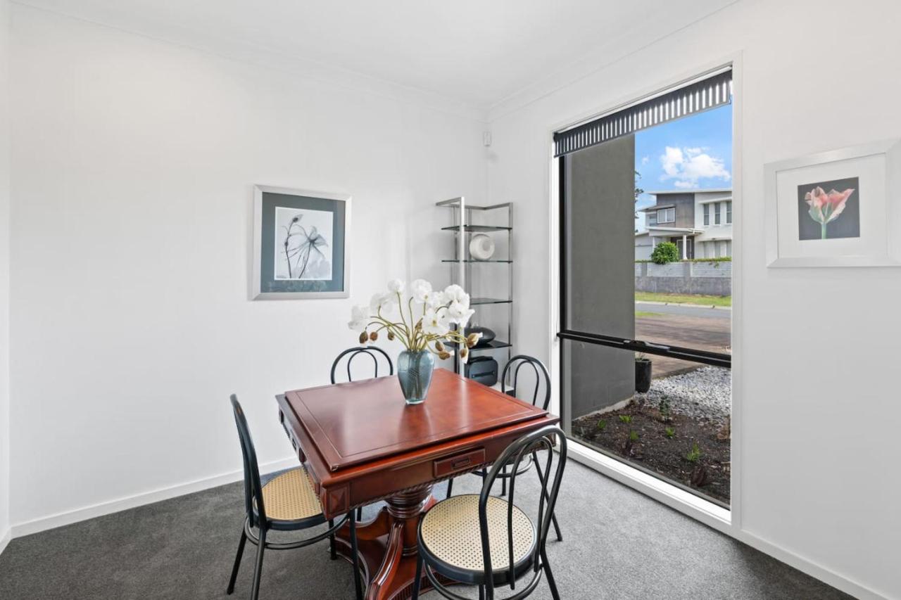 Holiday Paradise 4BR Pool BBQ Parking near Mall n Park