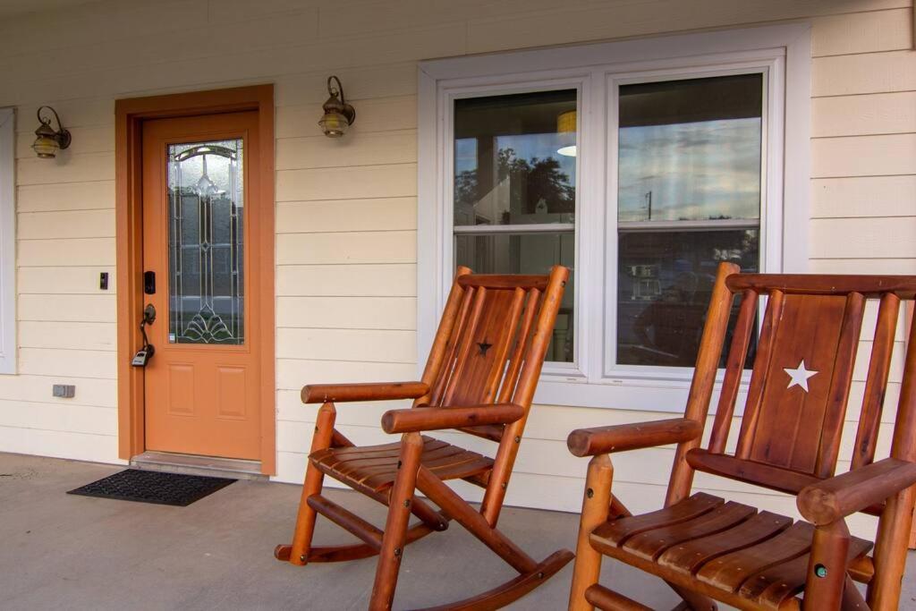 3 Bedroom House 5 Min Walk to Square view 3