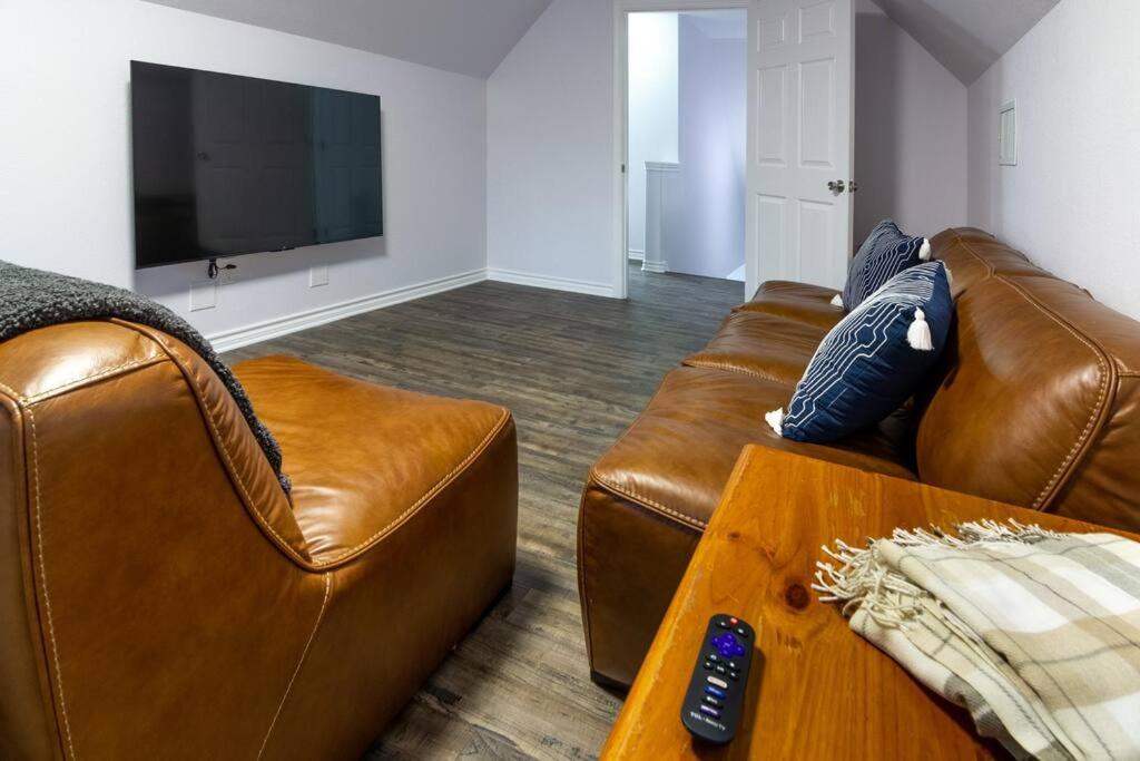 3 Bedroom House 5 Min Walk to Square view 4