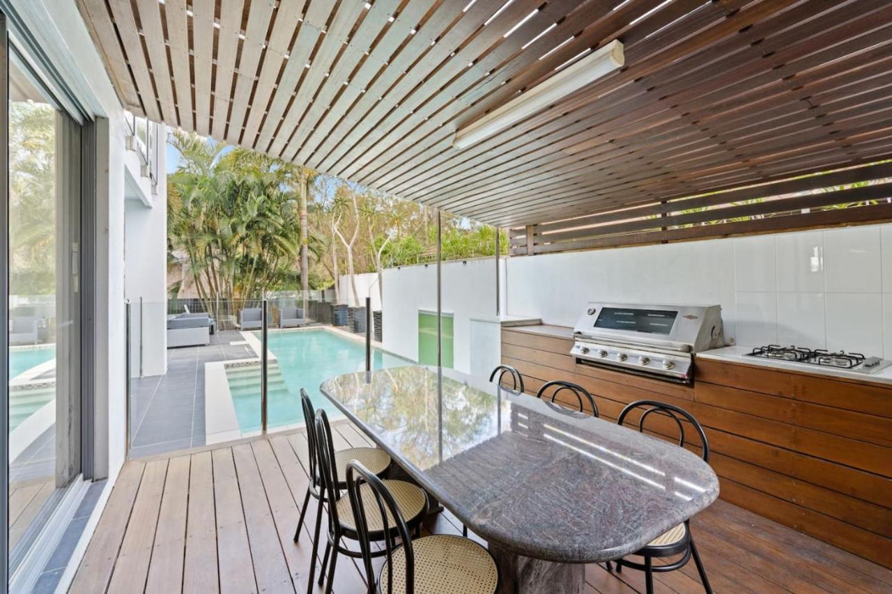 Holiday Paradise 4BR Pool BBQ Parking near Mall n Park