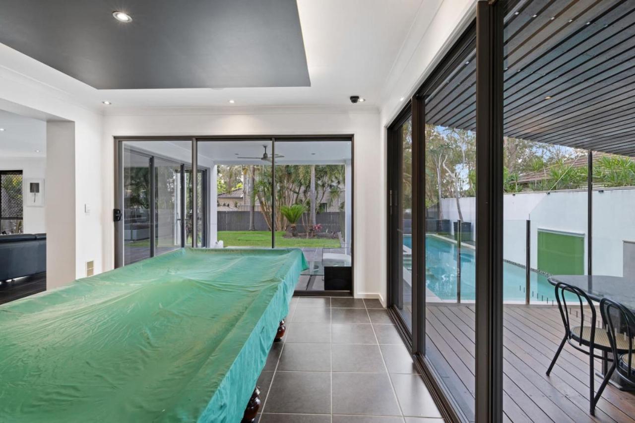 Holiday Paradise 4BR Pool BBQ Parking near Mall n Park