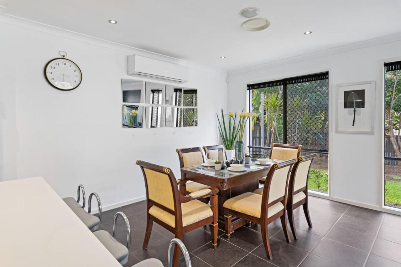 Holiday Paradise 4BR Pool BBQ Parking near Mall n Park