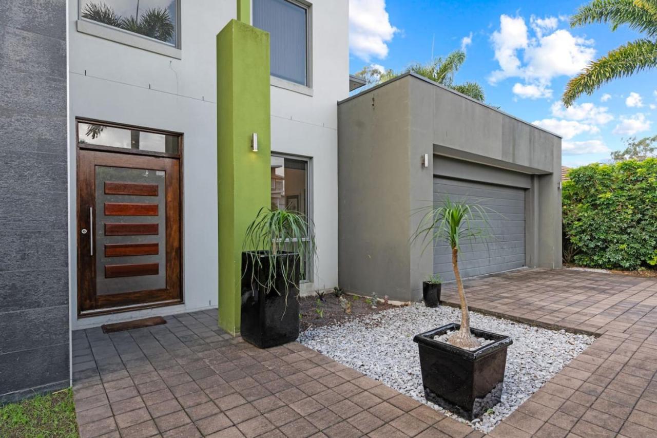 Holiday Paradise 4BR Pool BBQ Parking near Mall n Park