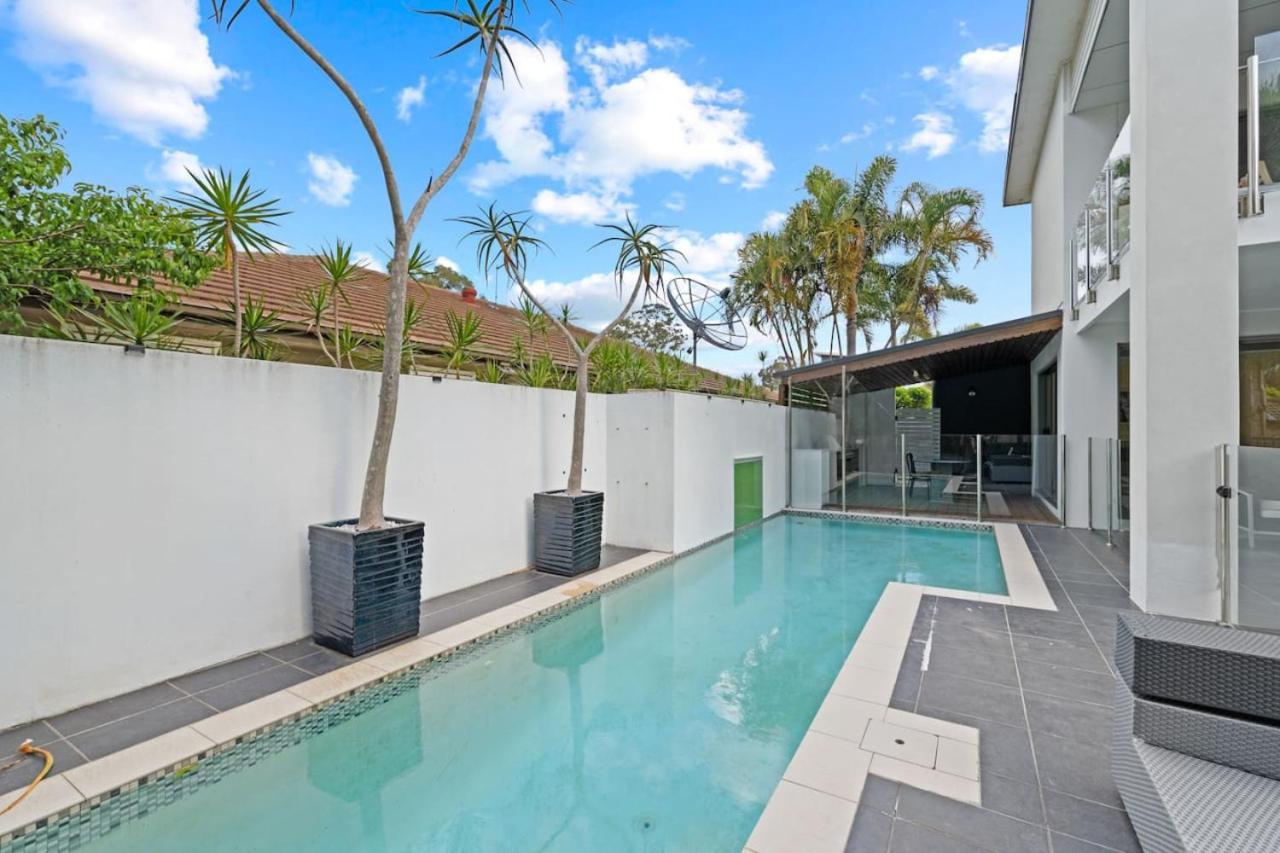 Holiday Paradise 4BR Pool BBQ Parking near Mall n Park