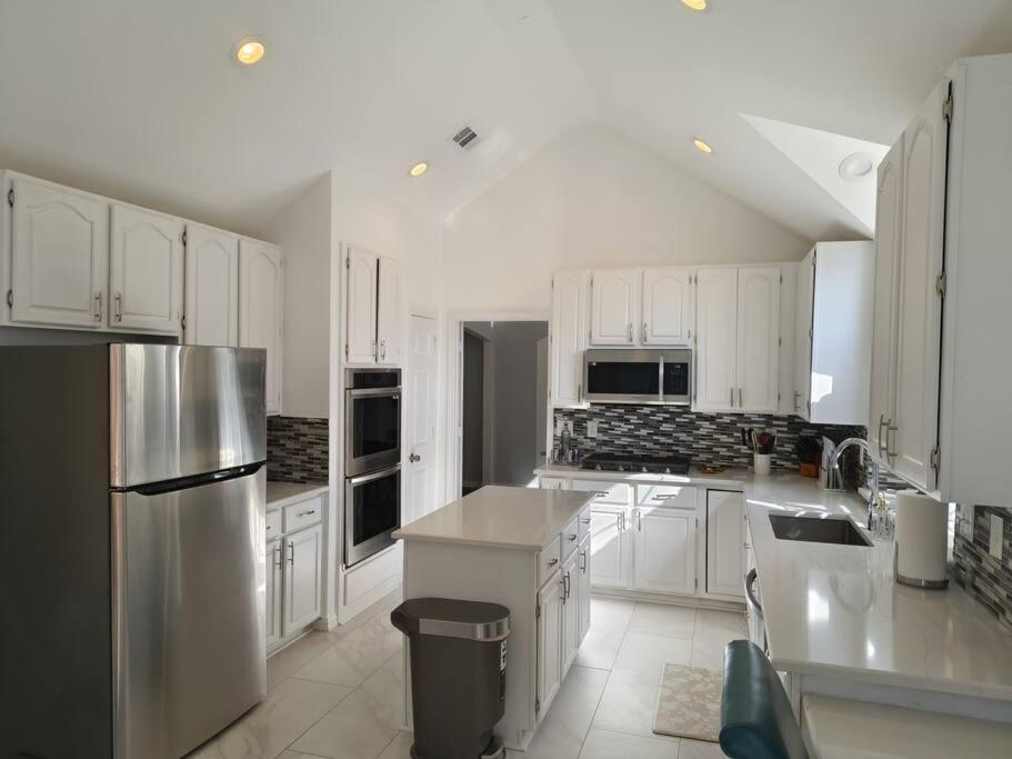Newly Remodeled 3Bed2Bath Monthly Rental with Pool, Office Space