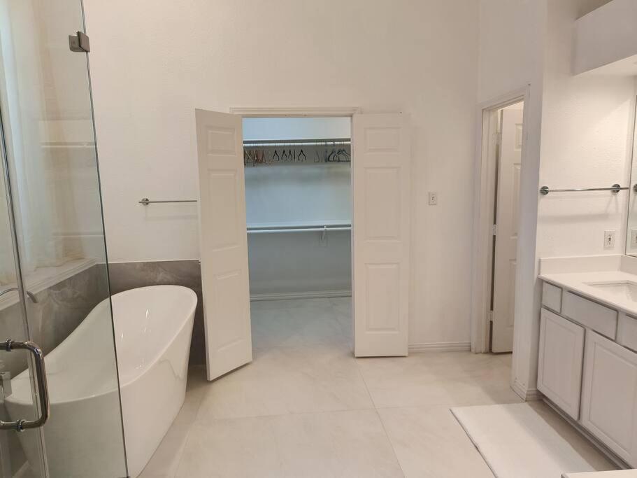 Newly Remodeled 3Bed2Bath Monthly Rental with Pool, Office Space