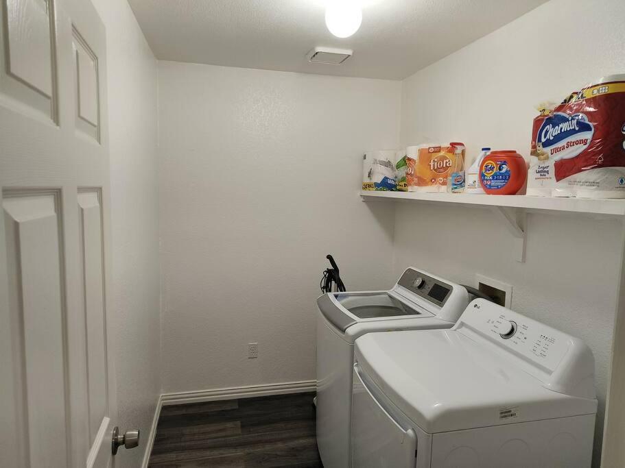 Newly Remodeled 3Bed2Bath Monthly Rental with Pool, Office Space